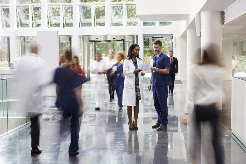 Profissionais de saúde em ambiente hospitalar representando a importância da segurança da informação, proteção de dados de pacientes e prevenção de ataques de ransomware em hospitais.