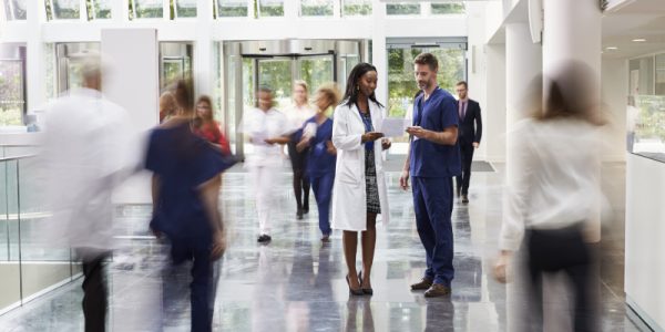 Profissionais de saúde em ambiente hospitalar representando a importância da segurança da informação, proteção de dados de pacientes e prevenção de ataques de ransomware em hospitais.